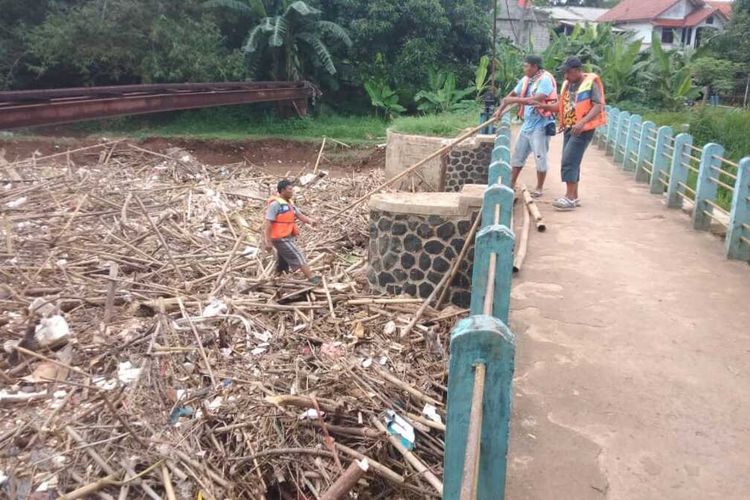 Sampah bambu sesaki Bendungan Koja, Jatiasih, Kota Bekasi, Minggu (29/12/2019).