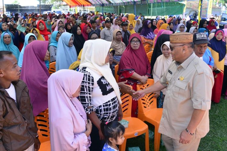Gubernur Gorontalo, Rusli Habibie saat bertemu warga Atinggola. Rusli Habibie menyampaikan kegusarannya dengan maraknya peredaran miras dari provinsi Sulawesi Utara ke Gorontalo.