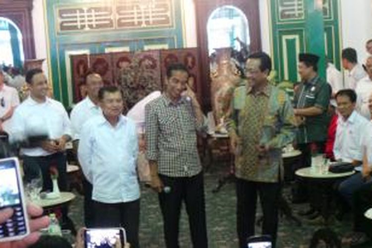 Joko Widodo dan Jusuf Kalla saat menemui Sri Sultan Hamengku Buwono X di Keraton Yogyakarta, Senin (2/6/2014).