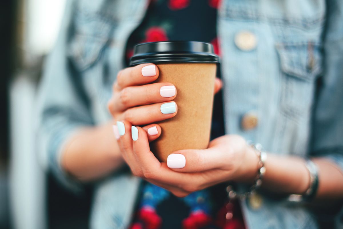 Ilustrasi gelas kertas. Gelas kertas (paper cup) yang biasa digunakan untuk mengemas minuman seperti kopi,  sering dianggap lebih ramah lingkungan. Namun, kenyataannya di balik kesan tersebut ada dampak bahaya bagi kesehatan.