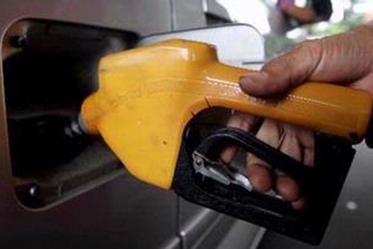 Ilustrasi: Petugas mengisi bahan bakar premium di SPBU kawasan Menteng, Jakarta Pusat, Senin (26/11/2012).