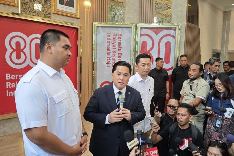 Menteri Pemuda dan Olahraga RI, Erick Thohir (tengah)