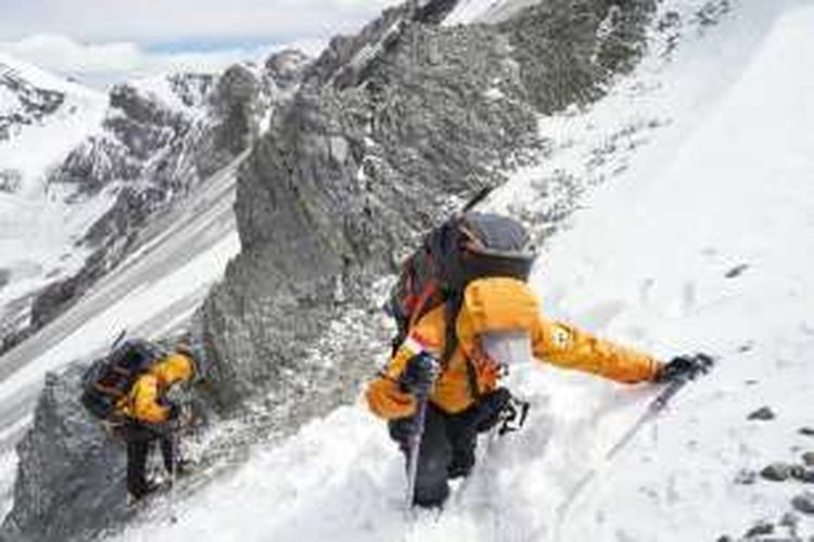 Perjalanan tim menanjak dengan penuh salju menuju Puncak Gunung Aconcagua