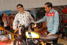 Saat Jokowi dan Airlangga Lihat Motor Modifikasi Berwarna Kuning...