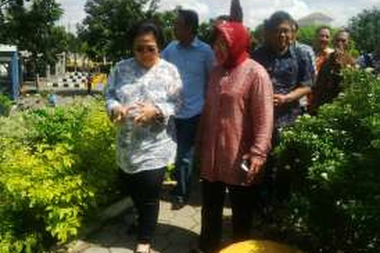 Risma dan Megawati berkeliling Taman Harmoni Surabaya, Minggu (1/5/2016).