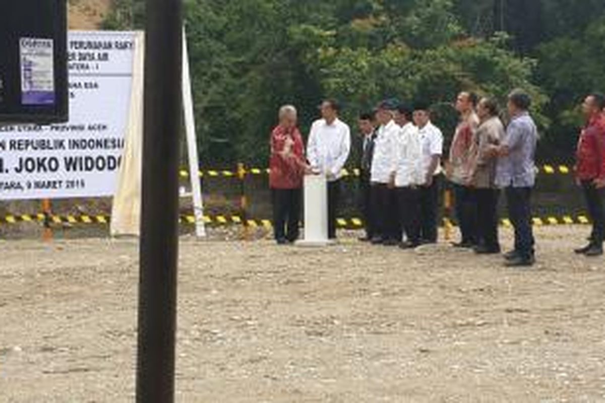 Presiden Joko Widodo meresmikan dimulainya pembangunan Bendungan Keureuto di Kabupaten Aceh Utara, Provinsi Aceh. Peresmian ditandai dengan pengerukan tanah pertama yang disaksikan Menteri Pekerjaan Umum dan Perumahan Rakyat Basuki Hadimuljono, Pelaksana Tugas Direktorat Jenderal Sumber Daya Air Mudjiadi dan Gubernur Aceh, Zaini Abdullah, Senin (9/3/2015).