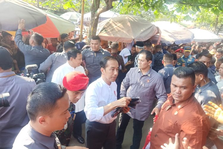Presiden Joko Widodo berkunjung di pasar tradisional Grogolan, Kota Pekalongan