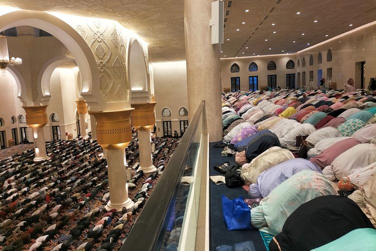 Shalat Tarawih perdana di Masjid Raya Sheikh Zayed Solo, Jawa Tengah, ribuan warga telah memadati masjid, pada Rabu (22/3/2023).