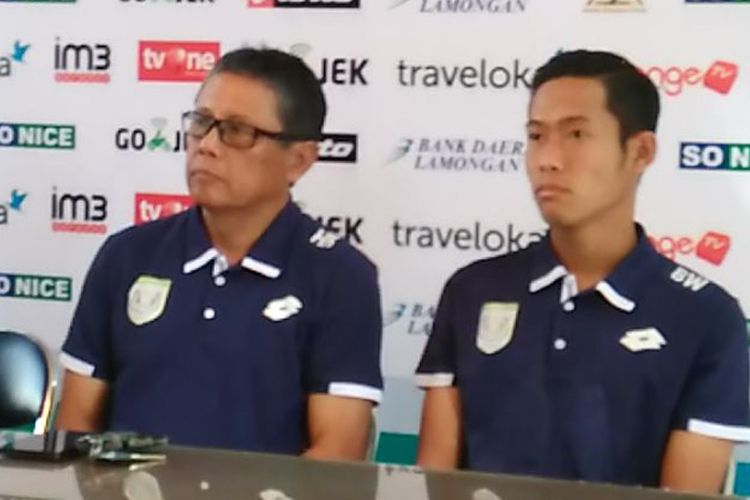 Pelatih Persela Lamongan Heri Kiswanto (kiri) dan Birrul Walidain, dalam sesi jumpa pers sebelum pertandingan lawan Bhayangkara FC, Minggu (16/7/2017).