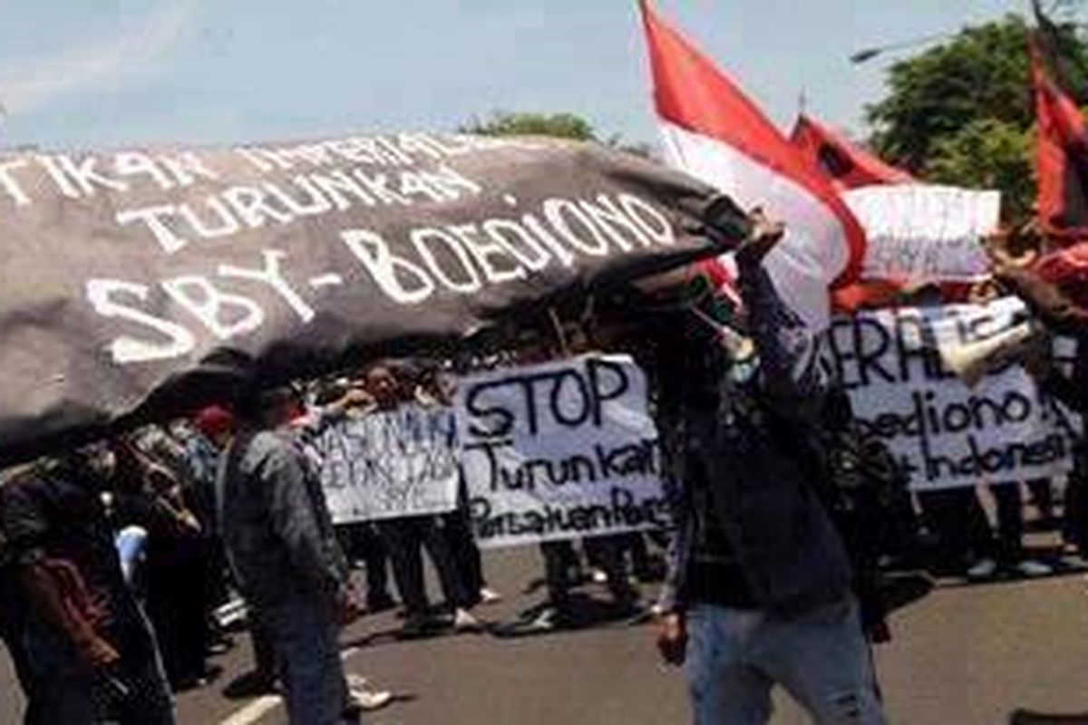 Aksi menuntut Presiden SBY dan Wakil Presiden Boediono mundur juga berlangsung di Surabaya, Kamis (20/10/2011).