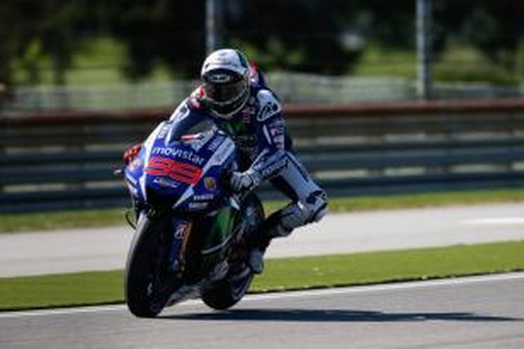 Pebalap Movistar Yamaha asal Spanyol, Jorge Lorenzo, memacu motornya pada sesi latihan bebas kedua GP Indianapolis di Sirkuit IMS, Jumat (7/8/2015).