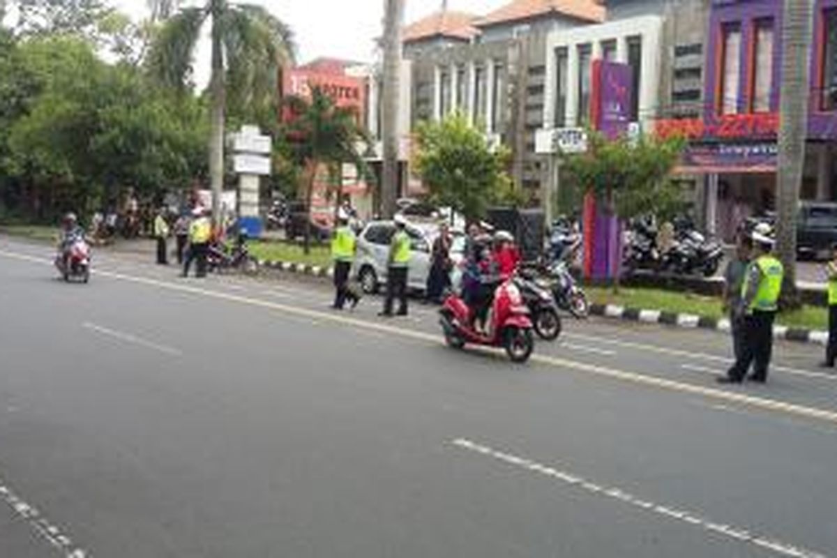 Polisi Lalulintas dari Polresta Denpasar dan Ditlantas Polda Bali menggelar razia kendaraan di jalur menuju lokasi penyelenggaraan Kongres PDI Perjuangan ke-4 di Sanur.  