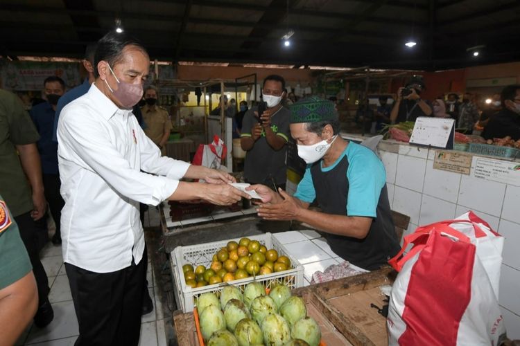 Presiden Joko Widodo membagikan bantuan sosial bagi masyarakat penerima manfaat dan pedagang di Pasar Gunung Batu, Kota Bogor, pada Selasa (17/5/2022).