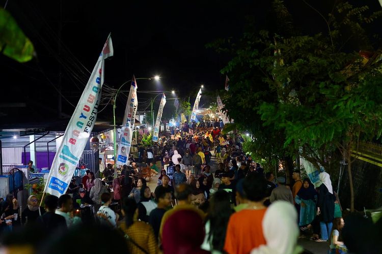 Keramaian Festival Ngopi Sepuluh Ewu di Desa Kemiren, Kecamatan Glagah, Banyuwangi, Jawa Timur, Sabtu malam (8/11/2025).
