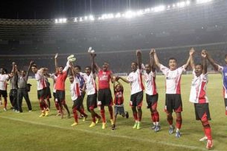 Pemain Persipura merayakan kemenangan pada laga Indonesia Super League (ISL) di Stadion Utama Gelora Bung Karno, Jakarta Selatan, Selasa (4/6/2013). Pada pertandingan ini Persipura berhasil menaklukan Persija dengan skor 3-2.