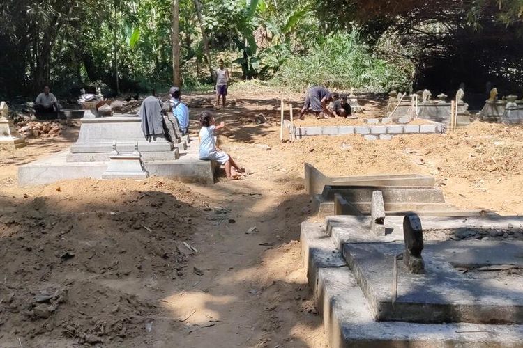 Warga menyebutnya sebagai batu gamelan karena batu-batu ini memiliki bentuk mirip gamelan. Temuan ini di pemakaman umum warga Pedukuhan Papak, Kalurahan Kalirejo, Kapanewon Kokap, Kabupaten Kulon Progo, Daerah Istimewa Yogyakarta.