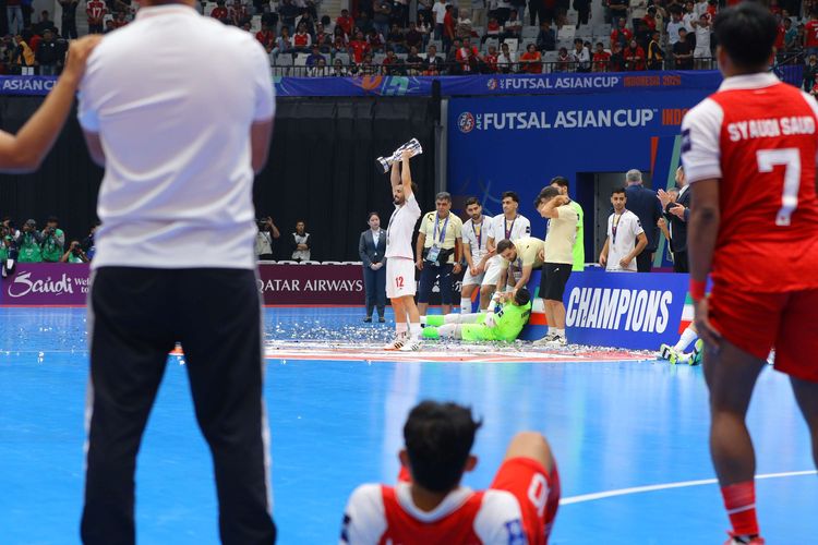 Sejumlah pemain timnas futsal Iran meluapkan kegembiraannya usai laga final AFC Futsal ASIAN CUP 2026 di Indonesia Arena, Jakarta Pusat, Sabtu (7/2/2026). Iran sukses keluar menjadi juara AFC Futsal ASIAN CUP 2026.