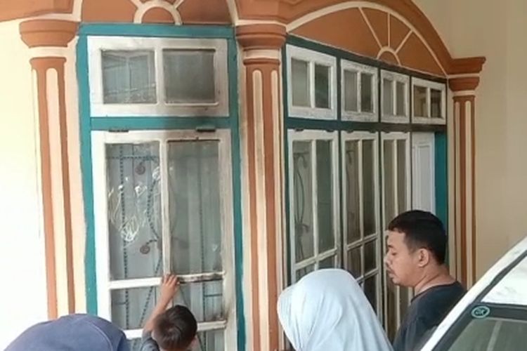 Rumah Ketua Dewan Pimpinan Cabang (DPC) Partai Persatuan Pembangunan (PPP), Kabupaten Wakatobi, dilempar bom molotov oleh orang tidak Dikenal, Minggu (16/7/2023) dinihari.
