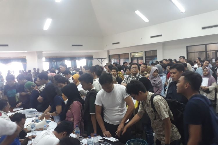 Tampak antrean pemohon SKCK membeludak di Mapolres Metro Jakarta Timur, Selasa (12/11/2019), seiring adanya pendaftaran CPNS.