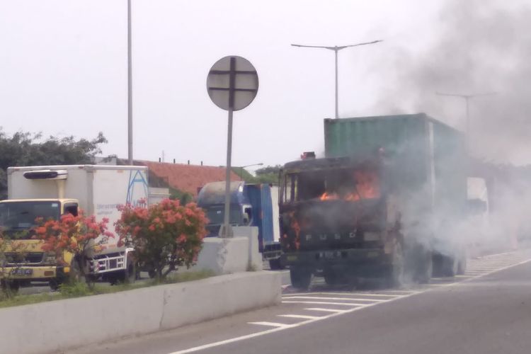 Truk trailer kebakaran di pintu keluar Tol Sunda Kelapa, Penjaringan, Jakarta Utara pada Senin (5/12/2022) pagi. 