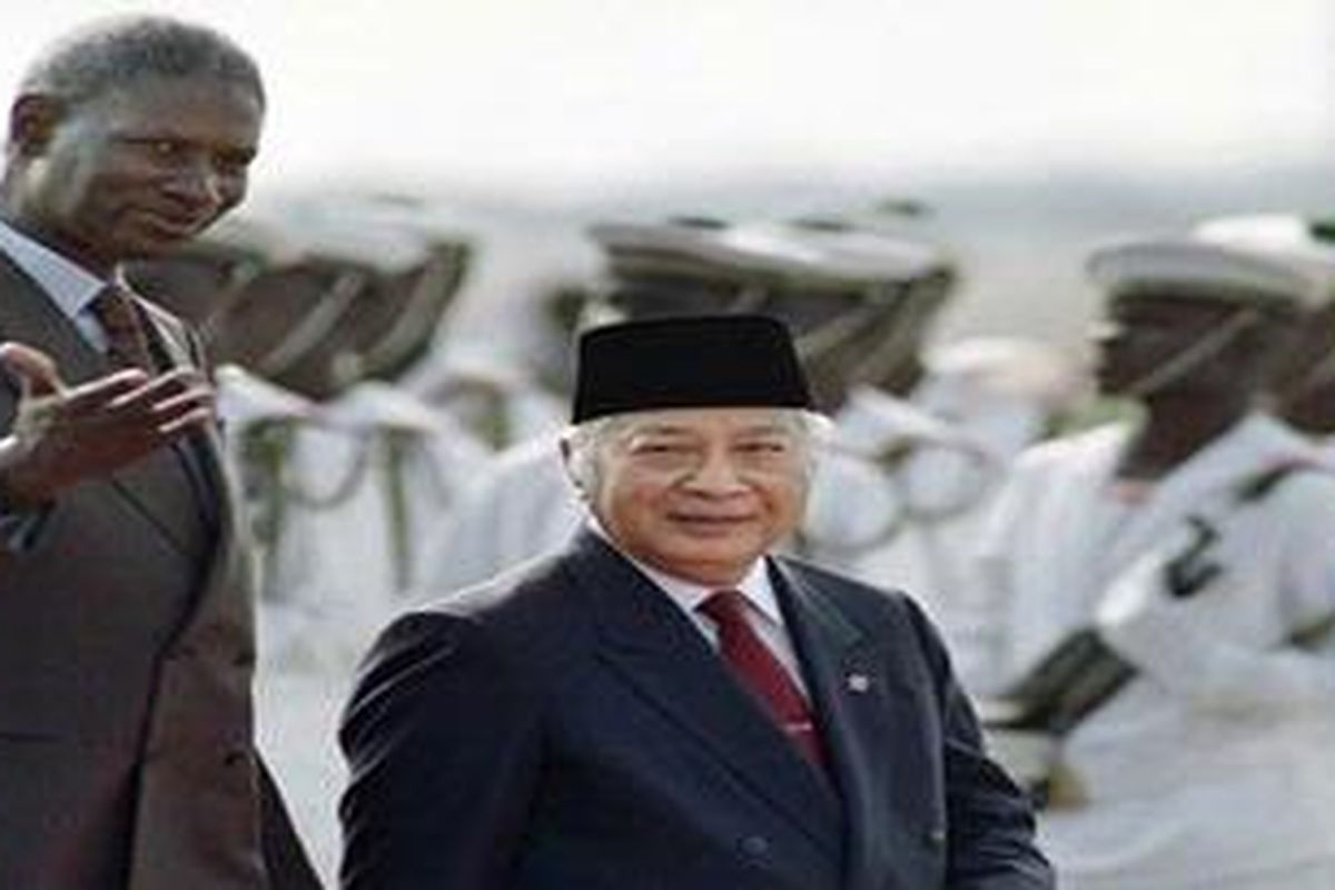 Senegalese president Abdou Diouf (L) welcomes Mohammed Soeharto of Indonesia, on December 8, 1991 arriving for the 6th summit of the Organisation of the Islamic Conference, in Dakar.