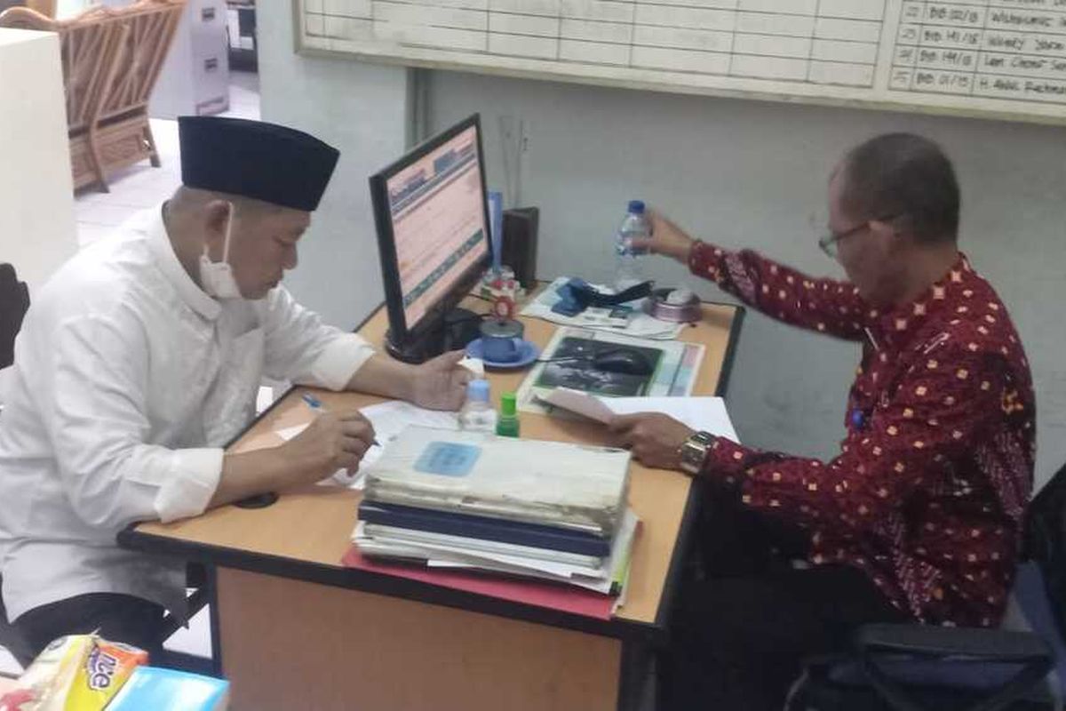 Mantan Bupati Sidoarjo Saiful Ilah (kiri) di Lapas Porong Sidoarjo, Kamis (14/10/2021).