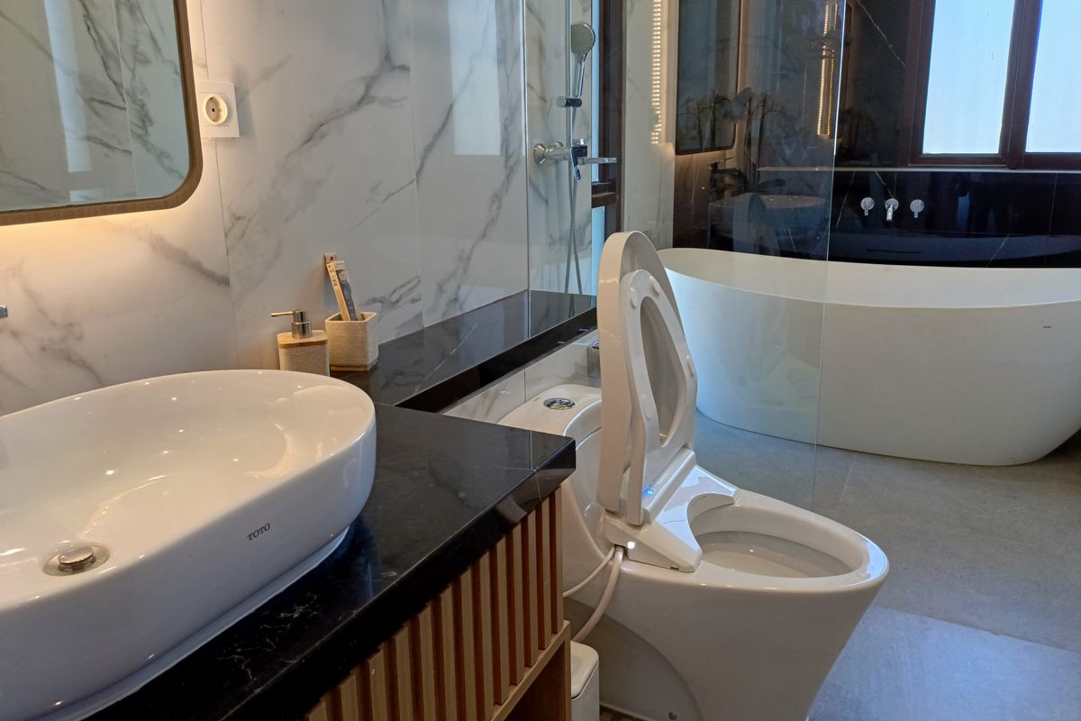 Kamar mandi di kamar tidur utama atau master bedroom Rumah Tapak Jabatan Menteri (RTJM)