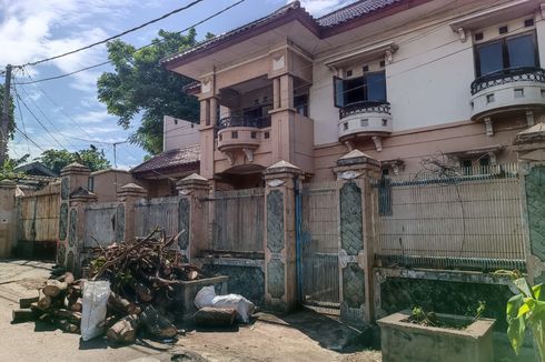 Rumah Megah Terbengkalai Dibersihkan, Barang-barang Tiko dan Eny Dititipkan ke Tetangga