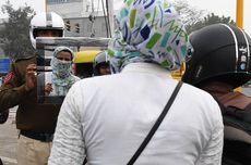 Hadapi Pemotor Tanpa Helm, Polantas di India Ini Pakai Cermin sebagai "Senjata"