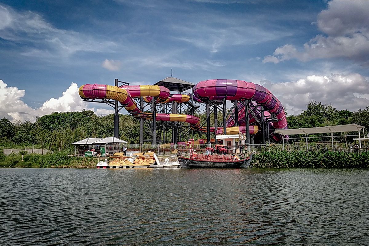 Lubang tambang di Bandung Barat disulap jadi danau, objek wisata anyar di Kota Baru Parahyangan bernama Tepi Danau.