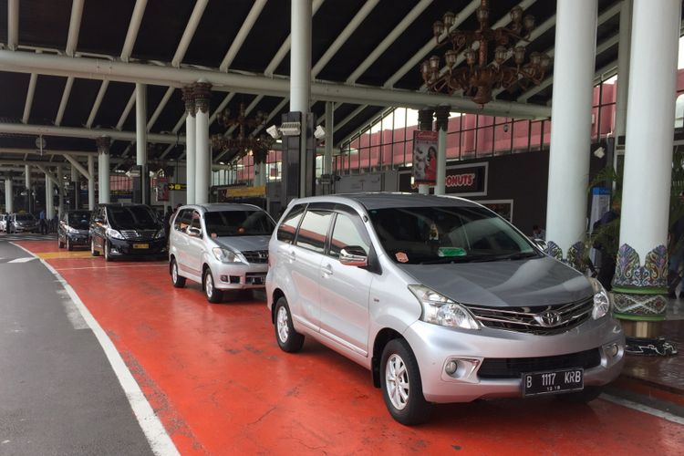 Antrean armada GrabCar di jalur satu Terminal 1B Kedatangan Bandara Soekarno-Hatta, Tangerang, Selasa (24/10/2017). Layanan taksi online dari Grab di bawah naungan Induk Koperasi Kepolisian (Inkoppol) resmi beroperasi mengangkut penumpang di Bandara Soekarno-Hatta per hari Senin (23/10/2017). 