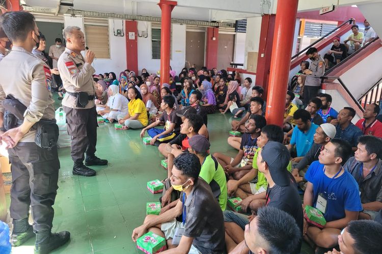 Ratusan deportan yang ditampung sementara di rumah ramah Nunukan Kaltara. Selain penyadaran publik akan pentingnya kepemilikan dokumen imigrasi, polisi memberikan wawasan hukum bagi mereka