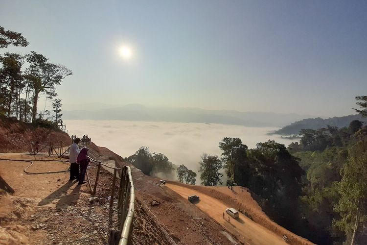 Pesona Negeri di Atas Awan di Desa Citorek Kidul, Kecamatan Cibeber, Kabupaten Lebak, Banten, Minggu (15/9/2019).