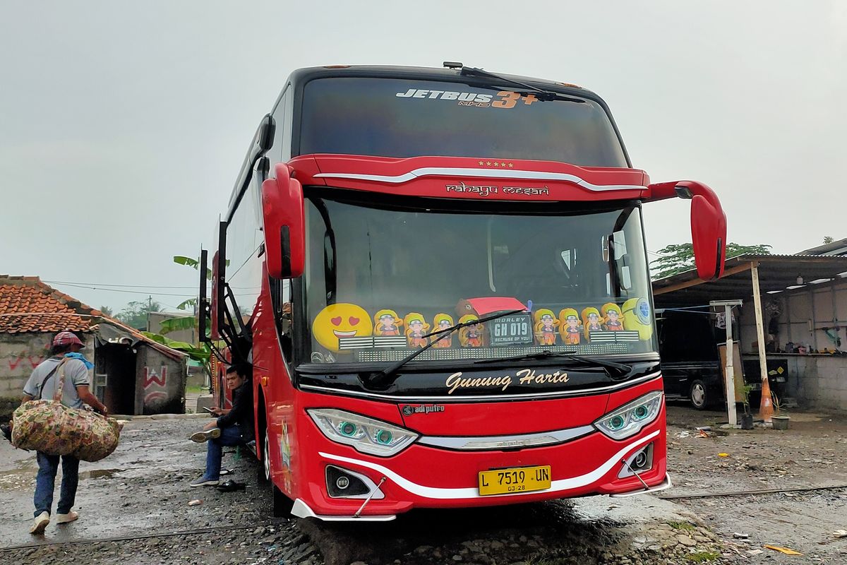 Bus AKAP PO Gunung Harta di Terminal Ciawi, Bogor