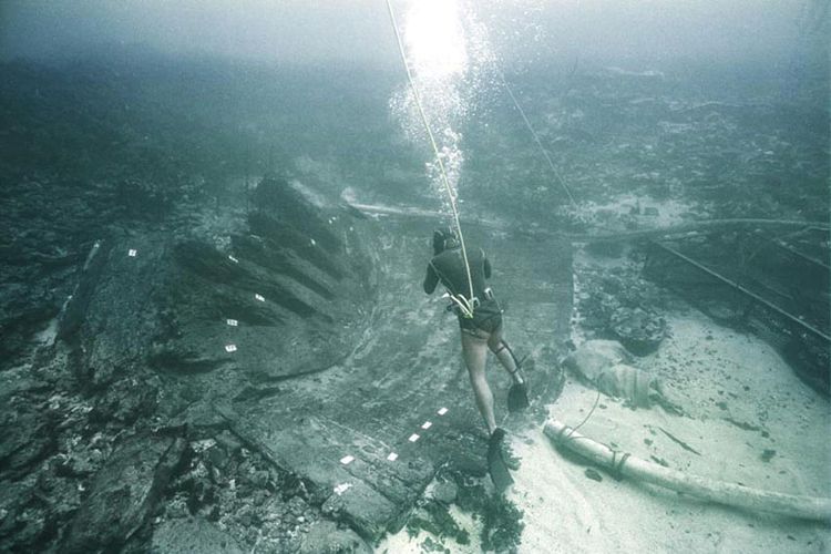 Arkeolog Dr Jeremy Green memotret kapal karam Batavia tahun 1970-an di dekat Pulau Beacon di Houtman Abrolhos.