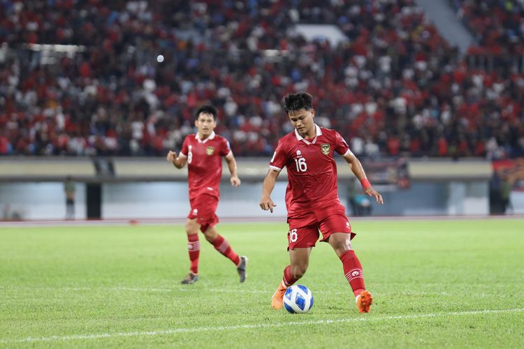 Pemain Timnas Indonesia Hokky Carakamenggiring bola saat laga leg kedua Kualifikasi Piala Dunia 2026 melawan Brunei Darussalam di Stadion Sultan Hassanal Bolkiah, Bandar Seri Begawan, Selasa (17/10/2023) malam WIB.