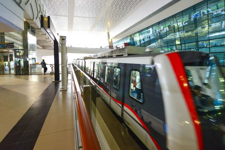 Skytrain di Bandara Internasional Soekarno-Hatta sedang melintas.