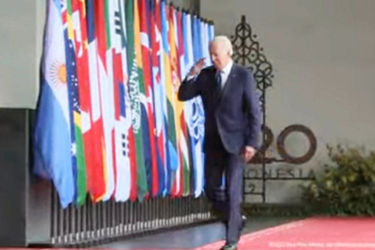 Presiden AS Joe Biden beri salam hormat kepada Presiden Joko Widodo saat tiba di The Apurva Kempinski, Bali, untuk menghadiri KTT G0 pada Selasa (15/11/2022).