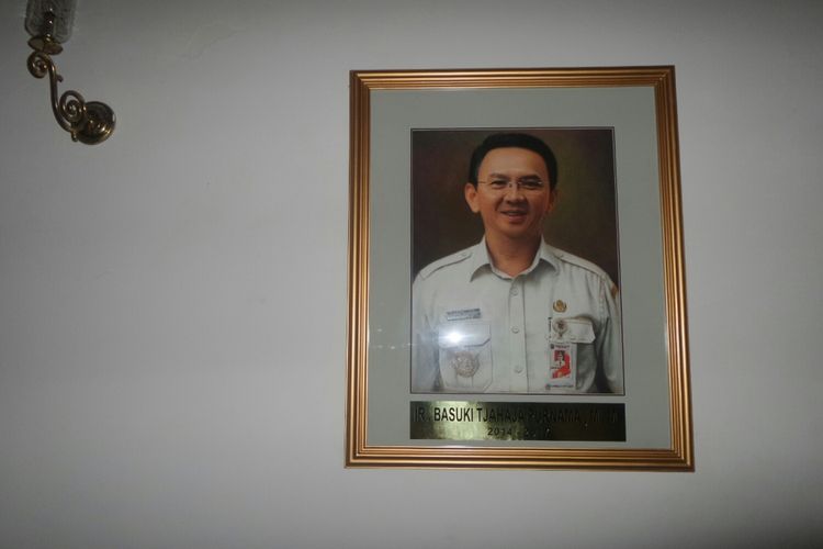 Foto mantan Gubernur DKI Jakarta Basuki Tjahaja Purnama terpasang di galeri mantan gubernur di Balai Kota DKI Jakarta, Rabu (21/6/2017). 