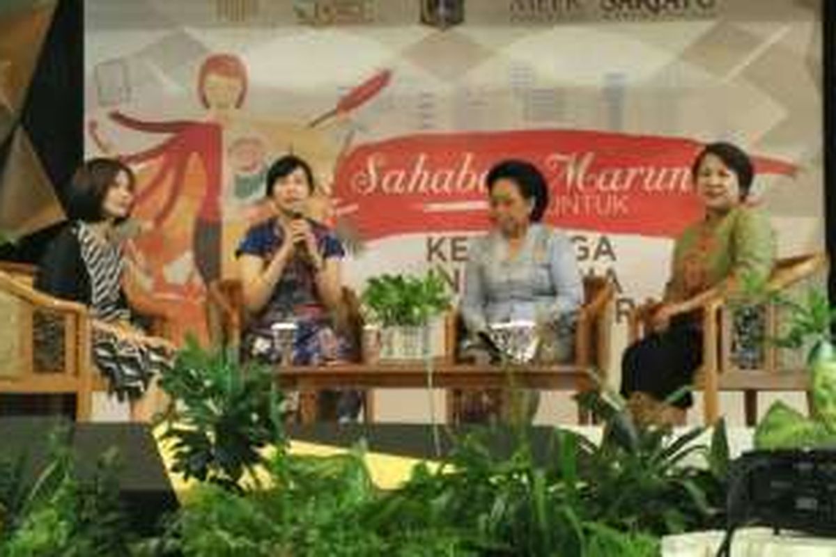 Ketua Tim Penggerak PKK DKI Jakarta Veronica Tan (kedua dari kiri) dan Chairwoman Martha Tilaar Group, Martha Tilaar (ketiga dari kiri) dalam acara pelatihan ibu-ibu penghuni Rusun Marunda di Kantor PT Martina Berto Tbk. di Pulogadung, Jakarta Timur, Rabu (24/8/2016).