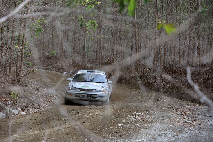 Kejuaraan Nasional  Danau Toba Rally 2022 putaran pertama di kawasan Hutan Tanaman Industri Toba Pulp Lestari, Parapat, Kabupaten Simalungun, Sumatera Utara, Sabtu (6/8/2022). Ryan Nirwan dari Toyota Gazoo Racing memimpin klasemen sementara hingga Special Stage 6.