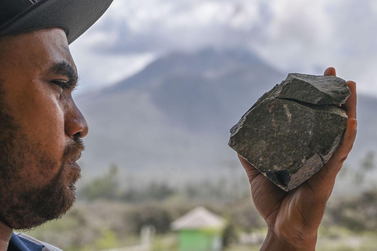 Batu-batu Beterbangan Saat Erupsi Gunung Lewotobi Laki-laki...