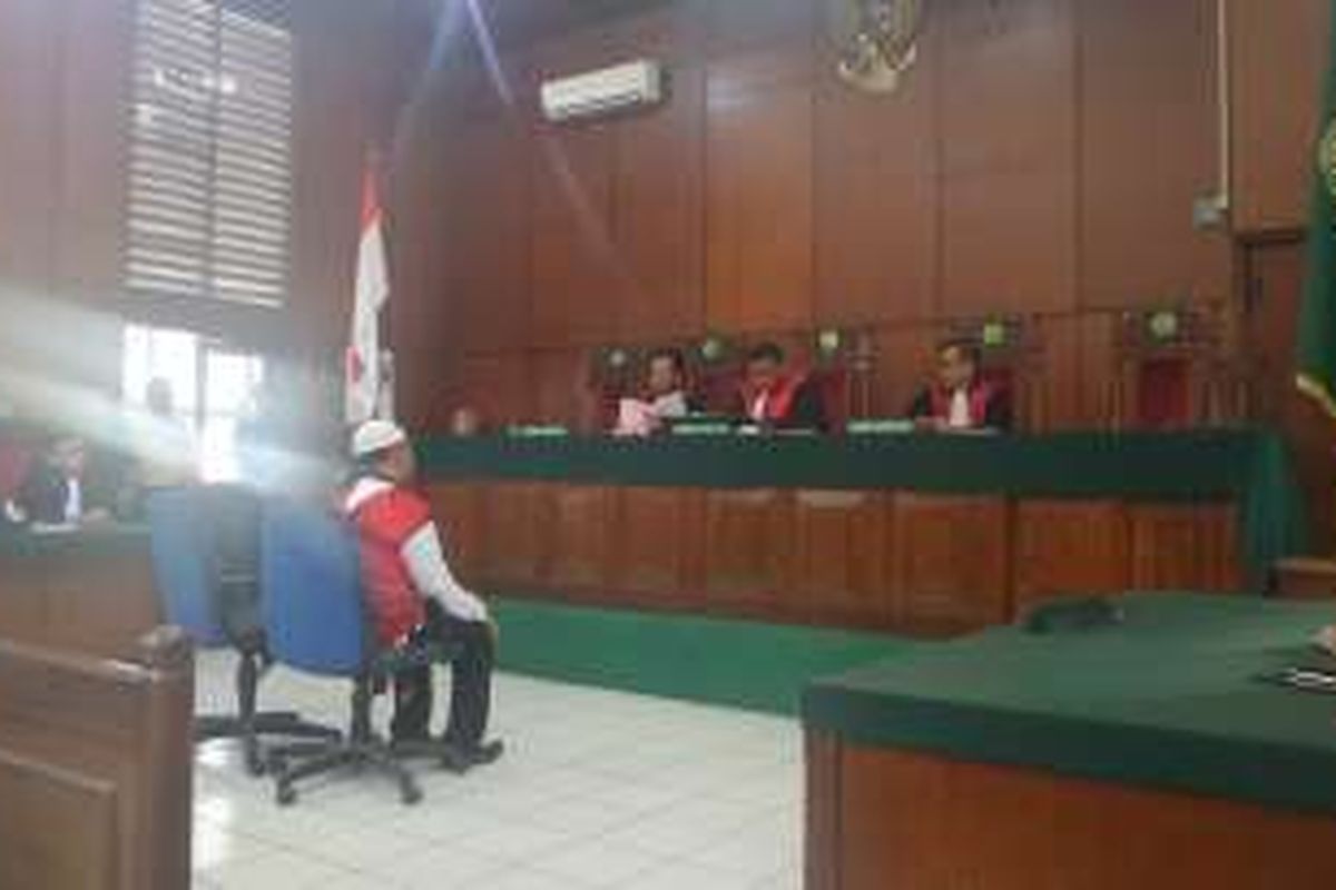 Kamis (30/6/2016), Daeng Azis saat mendengar pembacaan vonis majelis hakim