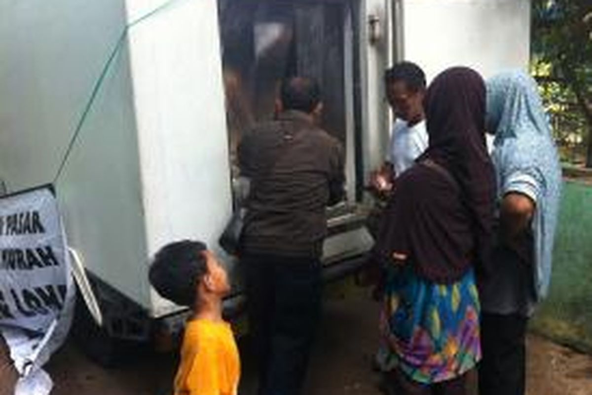 Warga membeli daging di operasi daging murah untuk pasar. Operasi ini dilakukan sebagai buntut aksi mogok pedang daging di sejumlah pasar, termasuk di Pasar Perumnas Klender, Jakarta Timur. Rabu (12/8/2015) 