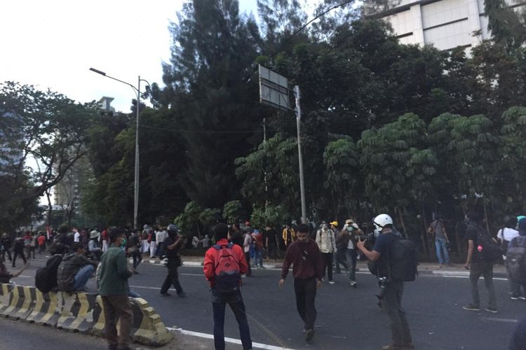 Massa demonstran dipukul mundur aparat kepolisian ke arah Pejompongan, Jakarta Pusat, Senin (30/9/2019).