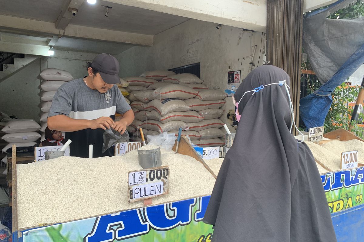 Firdaus (24), pedagang beras di Jalan Rajawali Raya, Kecamatan Bekasi Selatan, Kota Bekasi, mengungkapkan kenaikan harga beras yang terus terjadi selama tiga bulan terakhir, Rabu (21/2/2024).