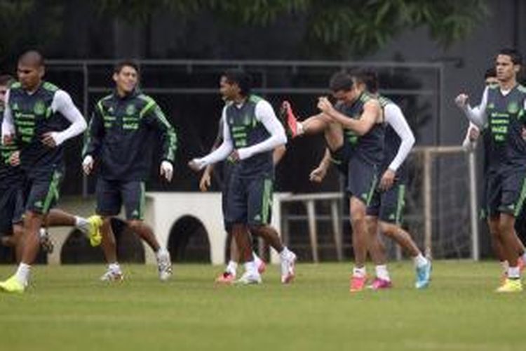 Para pemain Meksiko melakukan latihan di Modesto Roma Complex di Santos, Sao Paulo, pada Senin (9/6/2014).