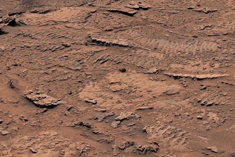 Gambar permukaan danau kuno planet Mars yang diambil Curiosity NASA. Miliaran tahun lalu, gelombang di permukaan danau yang dangkal mengaduk sedimen di dasar danau Mars kuno. Di sinilah lokasi ditemukan batuan dengan tekstur beriak yang menjadi bukti petunjuk air di Mars.