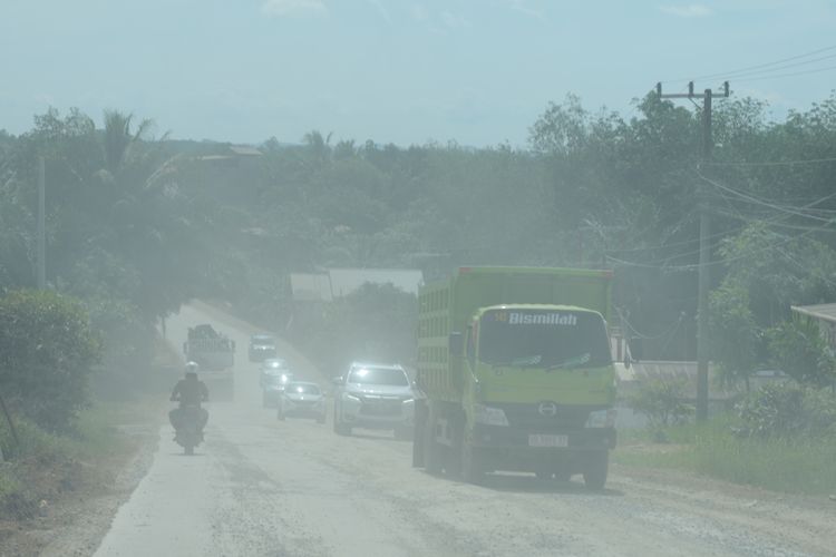 Kondisi Jalan Negara di Sepaku, Kabupaten Penajam Paser Utara (PPU), Ibu Kota Nusantara (IKN), Kalaimantan Timur, Kamis (8/2/2024). Jalan penuh limbah konstruksi berupa ceceran tanah dan adulant semen, serta berdebu.