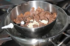 5 Teknik Cairkan Cokelat yang Mudah, Salah Satunya Au Bain Marie